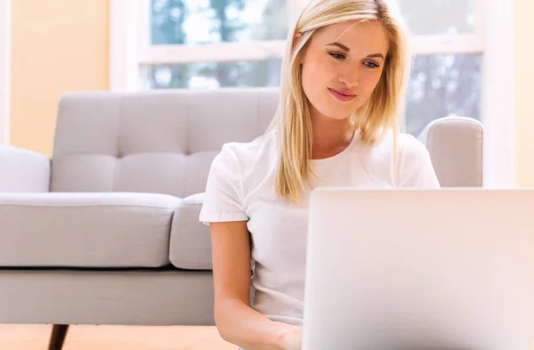 Gelukkig jong vrouw met behulp van haar laptop — Stockfoto