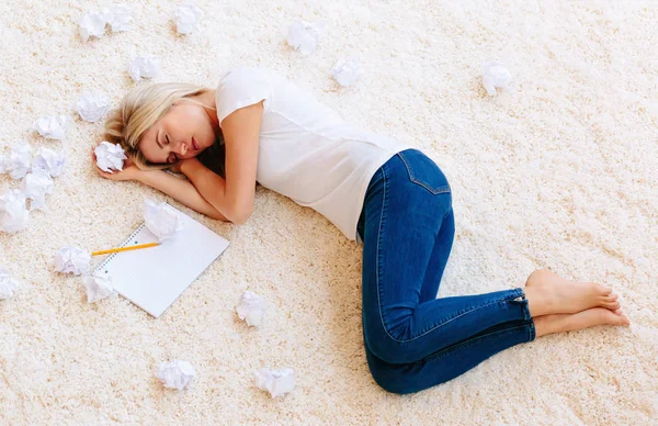 Mujer joven con papel arrugado —  Fotos de Stock