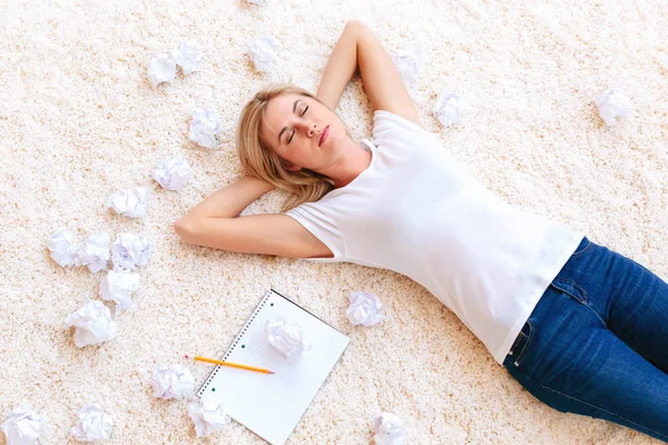 Mujer joven con papel arrugado —  Fotos de Stock