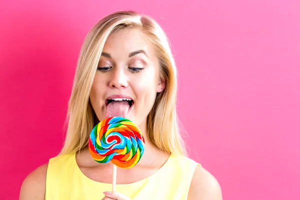 사탕을 들고 있는 젊은 여자 — 스톡 사진
