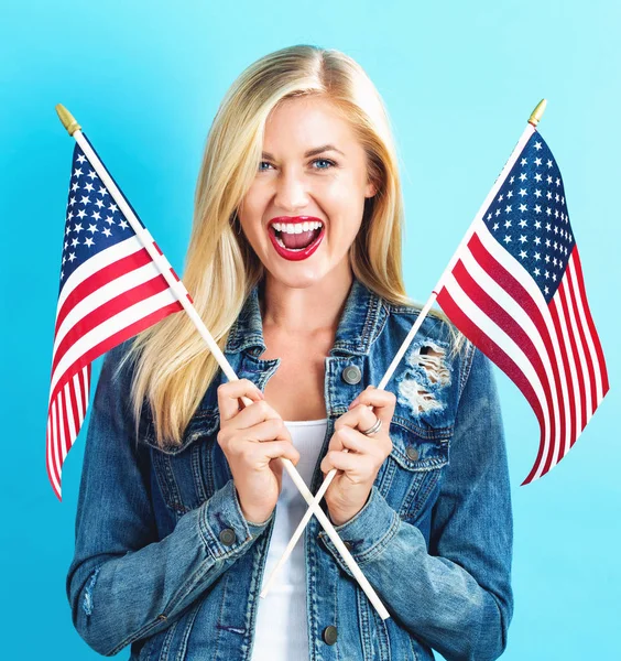 Fiatal nő gazdaság amerikai zászló — Stock Fotó