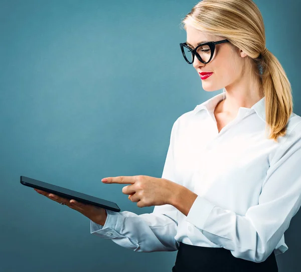 Jovem mulher usando seu tablet — Fotografia de Stock