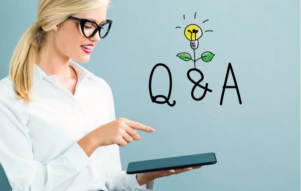 Q and A text with business woman — Stock Photo, Image