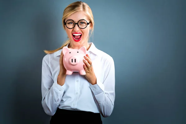 Mujer joven con una alcancía — Foto de Stock