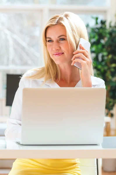 Jovem mulher falando ao telefone — Fotografia de Stock