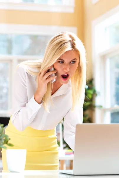 Verrast jonge vrouw praten aan de telefoon — Stockfoto