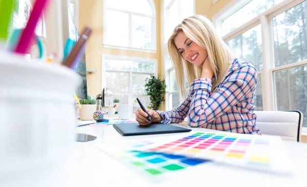 Grafik tasarımcısı grafik tabletini kullanıyor