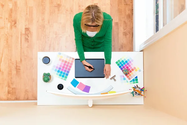 Grafikdesignerin mit ihrem Grafik-Tablet — Stockfoto