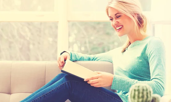 Glückliche junge Frau liest ein Buch — Stockfoto