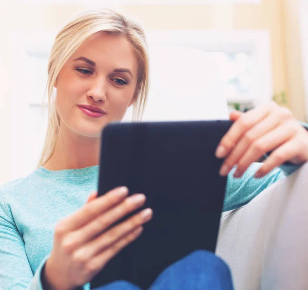 Junge Frau benutzt ihren Tablet-Computer — Stockfoto