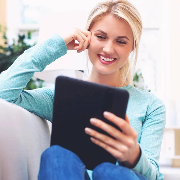 Jonge vrouw met behulp van haar tablet computer — Stockfoto