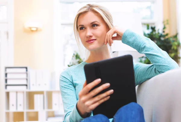 Gelukkig jong vrouw met behulp van haar tablet — Stockfoto