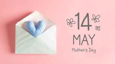 Mavi kalp yastık ile anneler günü mesajı