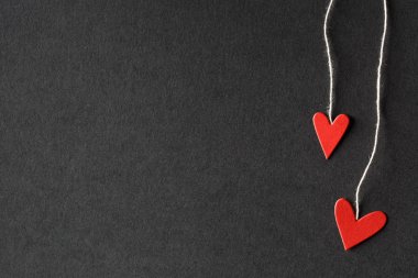 El yapımı küçük kağıt kalpler dizeleri ile