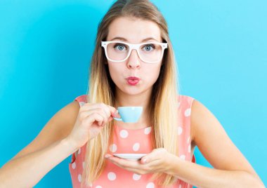 Mutlu genç bayan kahve içiyor.