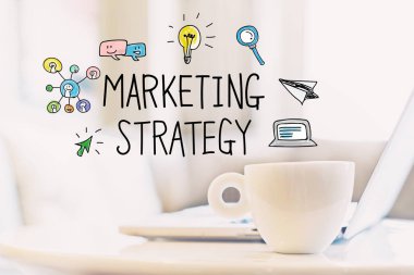 Bir fincan kahve ile pazarlama stratejisi kavramı