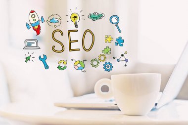 Bir fincan kahve ile SEO kavramı