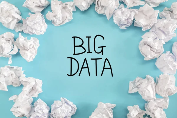 Büyük veri metin buruşuk kağıt topları ile — Stok fotoğraf