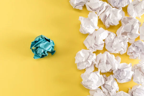 Gekromde papieren ballen — Stockfoto