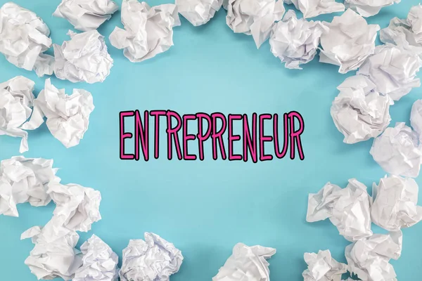 Unternehmertext mit zerknüllten Papierkugeln — Stockfoto