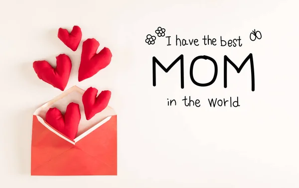Mensagem do Dia das Mães com almofadas vermelhas do coração — Fotografia de Stock