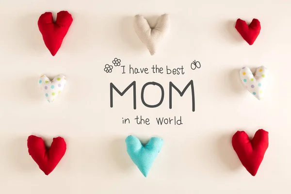 Mensaje del Día de la Madre con cojines azules del corazón — Foto de Stock