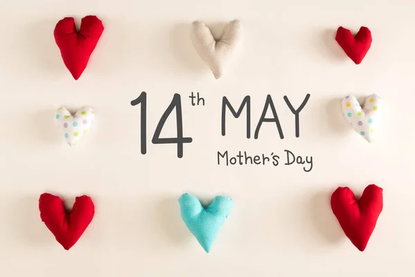 Mensaje del Día de la Madre con cojines azules del corazón — Foto de Stock