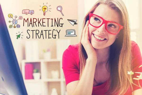 Marketing strategie tekst met jonge vrouw — Stockfoto