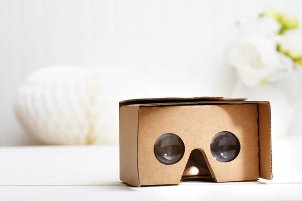 Dispositivo de auriculares de realidad virtual de cartón — Foto de Stock