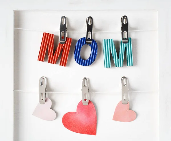 Anne mektupları clothespins ile asılı — Stok fotoğraf