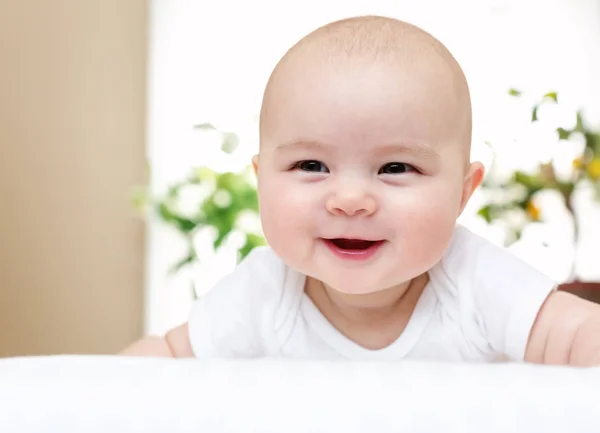 笑っている幸せな生まれたばかりの赤ちゃんの女の子 — ストック写真