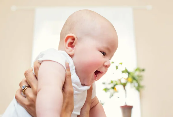 Bébé fille étant tenu ma sa mère — Photo