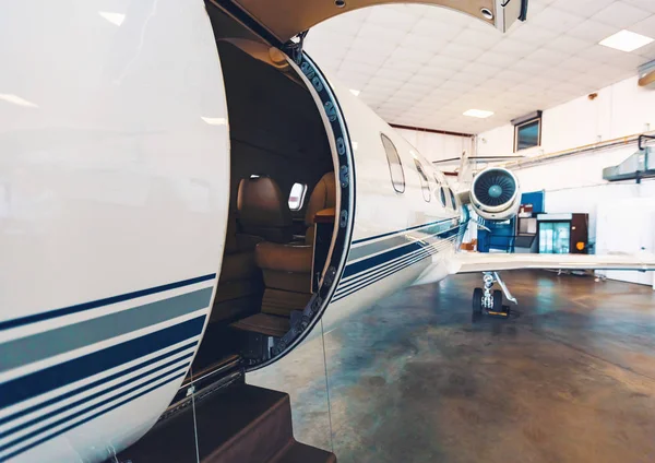 Jet privado en un hangar — Foto de Stock