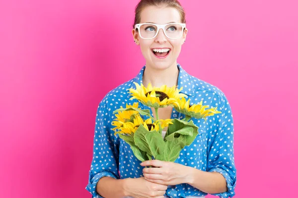 Mujer joven con girasoles —  Fotos de Stock