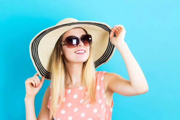 Glückliche junge Frau mit Hut und Sonnenbrille — Stockfoto