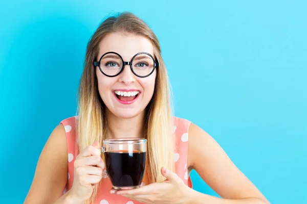 Happy young woman drinking coffee — Stock Photo, Image