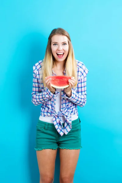 Lycklig ung kvinna som håller vattenmelon — Stockfoto