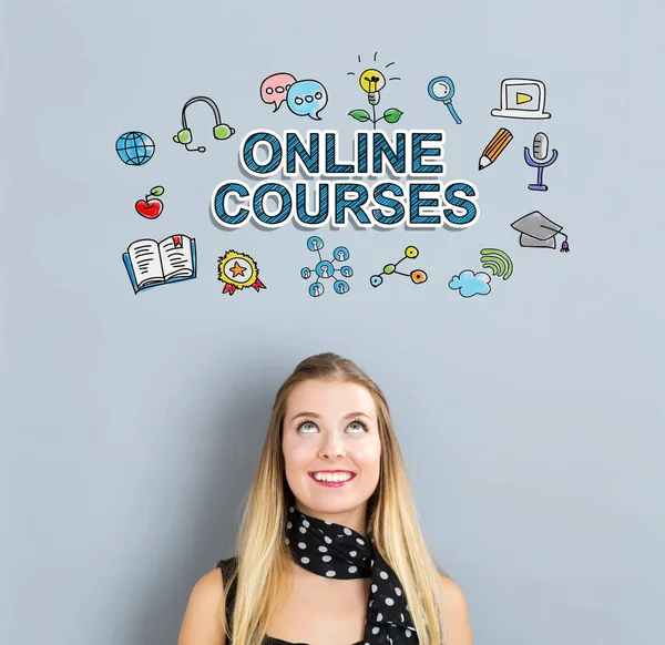 Концепция онлайн-курсов с счастливой молодой женщиной — стоковое фото