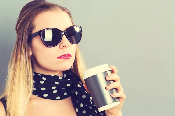 ผู้หญิงสาวดื่มกาแฟ — ภาพถ่ายสต็อก