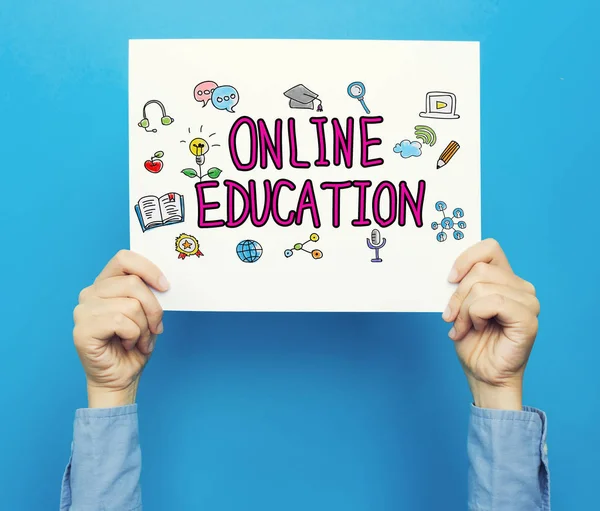 Texto de la educación en línea en un cartel blanco — Foto de Stock