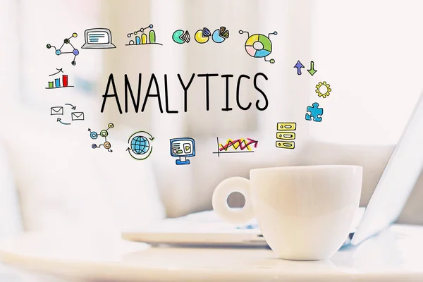 Bir fincan kahve ile Analytics kavramı — Stok fotoğraf