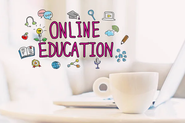 커피 한 잔 과 온라인 교육 개념 — 스톡 사진
