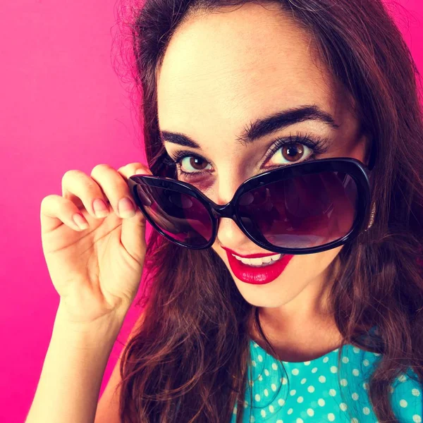 Mujer joven con gafas de sol —  Fotos de Stock