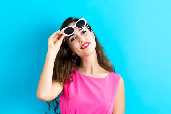 Mujer joven con gafas de sol — Foto de Stock