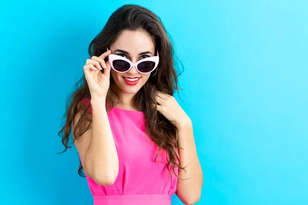 Jeune femme avec des lunettes de soleil — Photo