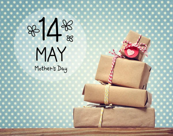 Mothers Day message with gift boxes — Stock Photo, Image