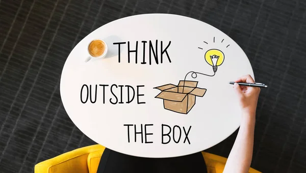 Think Outside The Box szöveg-ra egy fehér tábla — Stock Fotó