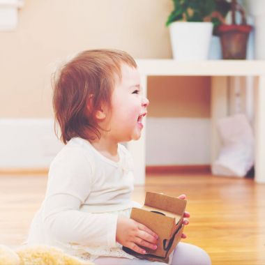  bir sanal gerçeklik kulaklık kullanan kız