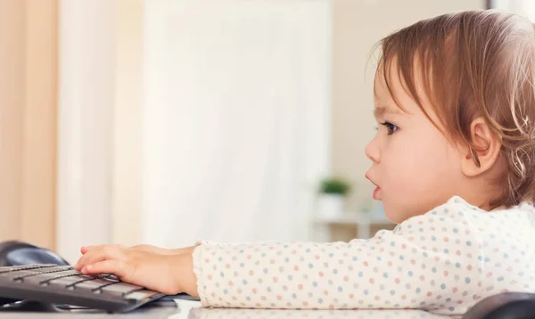 Dziewczyna, wpisując na jej komputerze — Zdjęcie stockowe