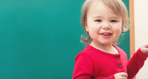 Gelukkig peuter meisje glimlachen — Stockfoto